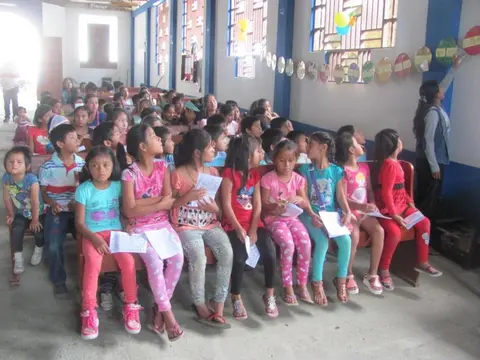 Esperando la clase bíblica / Bibliapita yachachicuyta shuyarpaycan  