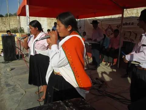  Las mujeres participan en el canto / Warmicuna cantashan