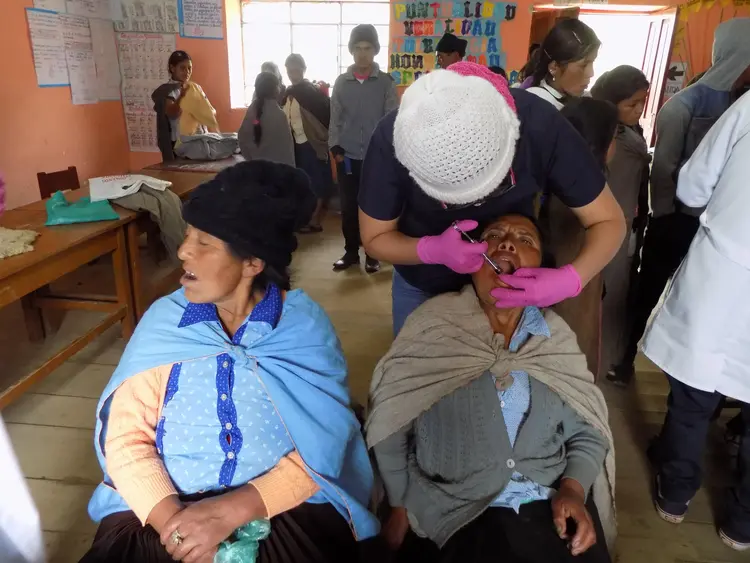 Con la ayuda de hermanos haciendo campaña media