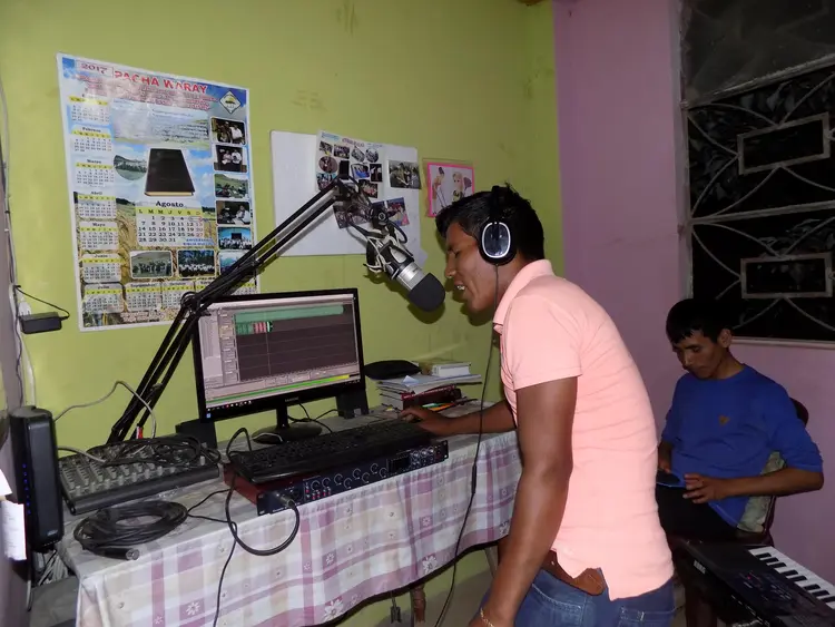 Grabando nuevas canciones, en nuestro idioma quechua de Huallaga
