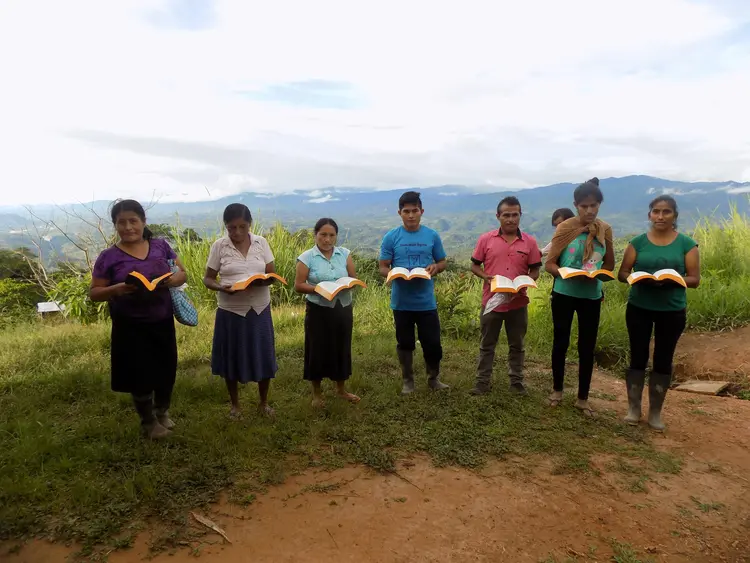 Tener la palabra de Dios en nuestro idioma es como una luz que nos alumbra