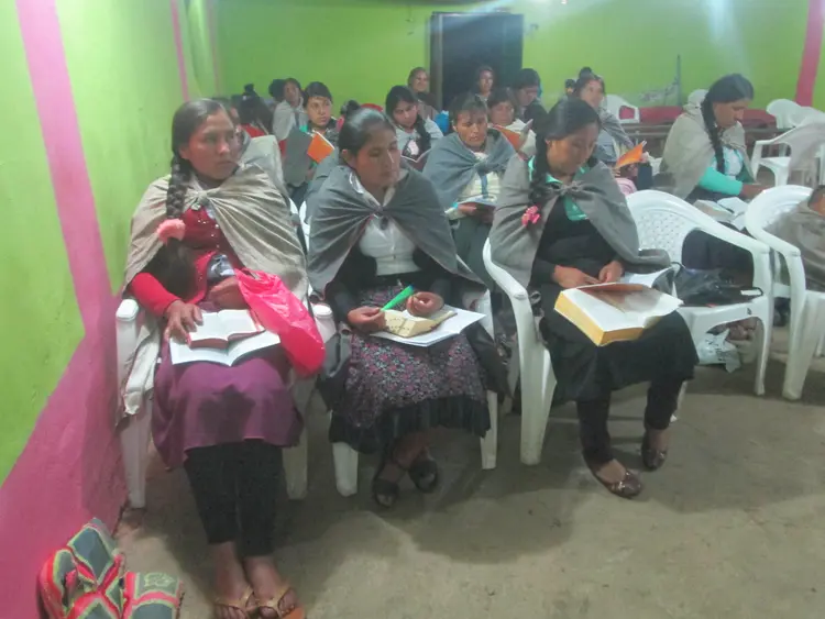 Estudiando la palabra de Dios en su propio idioma