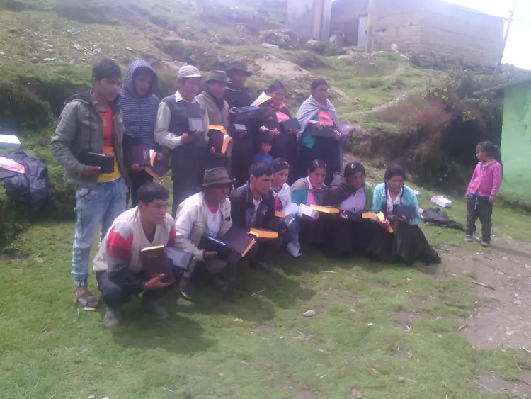 Quechua huallaga con Biblias y Proclamadores electrónicos.