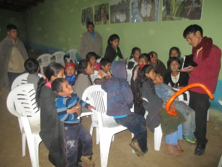 Participando en el estudio de la biblia